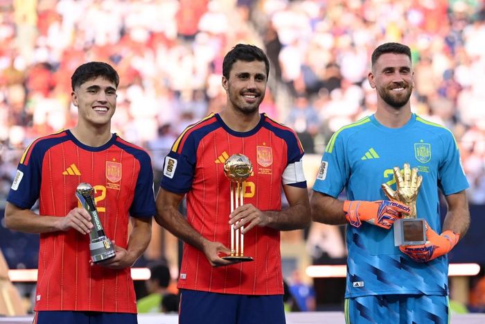 Từ trái sang: Pau Cubarsí, Rodri và Unai Simón nhận các giải cá nhân. Nguồn: Getty Images