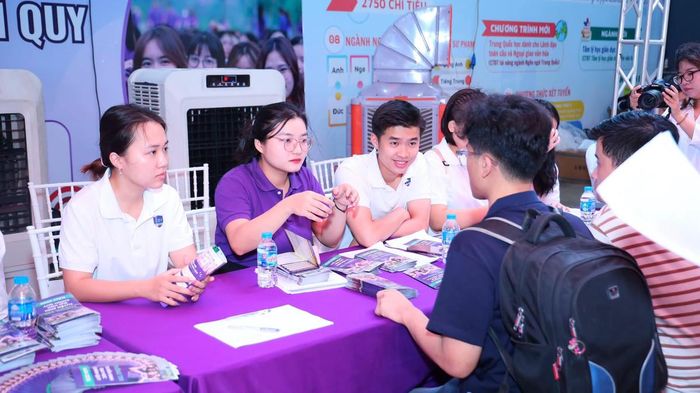 Thí sinh tìm hiểu thông tin tại Ngày hội Lựa chọn nguyện vọng xét tuyển đại học, cao đẳng 2026. Ảnh: VNU.