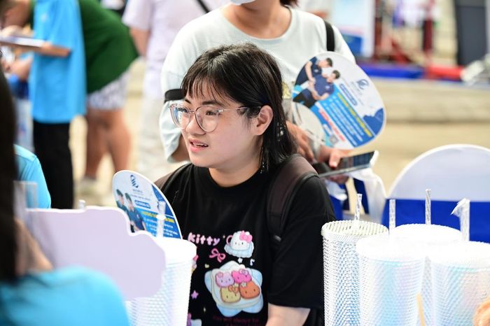 Thí sinh tìm hiểu thông tin tuyển sinh của trường đại học.
