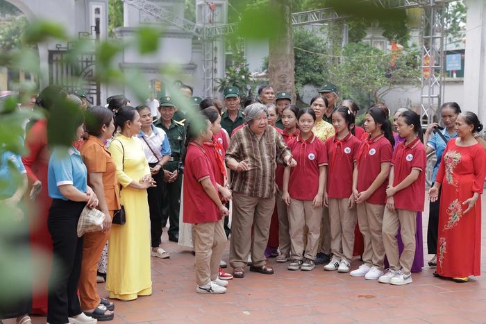 GS Lê Văn Lan thăm đình làng Vạn Phúc.