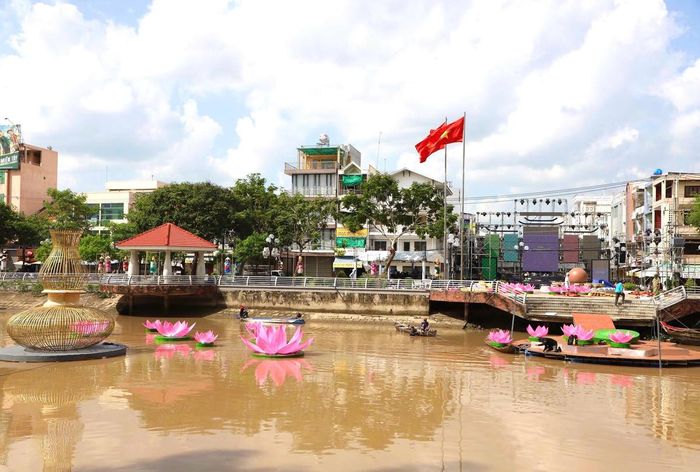 Công viên Hai Bà Trưng được trang trí phục vụ các hoạt động trong Lễ giỗ ông, bà Đỗ Công Tường lần thứ 206. (Ảnh: Liễu Hiền).