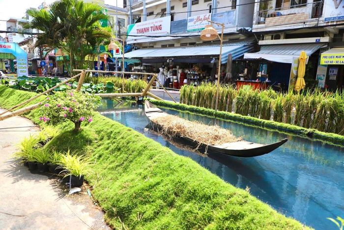 Không gian Chợ Vườn Quýt xưa được tái hiện với hình ảnh ghe xuồng đậm nét miền Tây Nam Bộ. (Ảnh: Liễu Hiền).