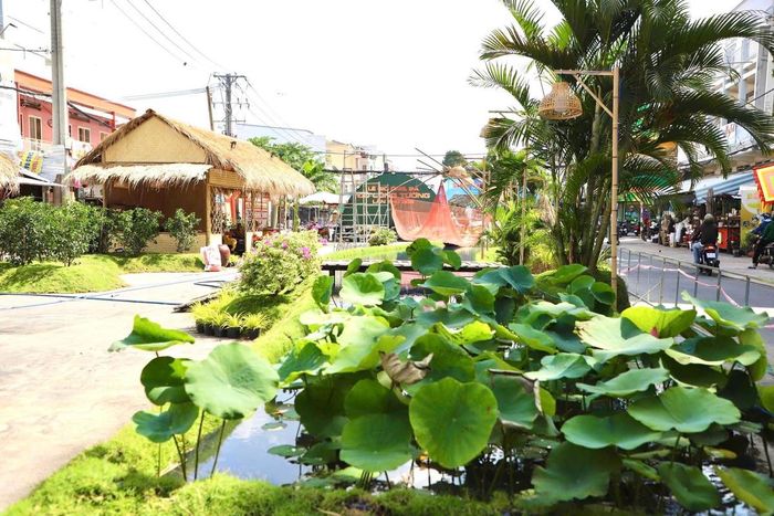 Không gian Làng Hòa An được tái hiện tại khu vực tổ chức Lễ giỗ ông, bà Đỗ Công Tường. (Ảnh: Liễu Hiền).