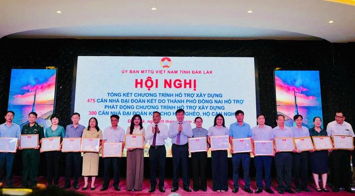 Lãnh đạo Ủy ban Mặt trận Tổ quốc Việt Nam tỉnh Đắk Lắk trao tặng Bằng khen cho 13 tập thể và 2 cá nhân có thành tích tiêu biểu xuất sắc trong công tác hỗ trợ xây dựng nhà Đại đoàn kết. Ảnh: MH.