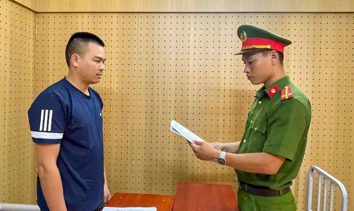 Cơ quan Cảnh sát điều tra công bố quyết định khởi tố đối với Bùi Công Dũng. Ảnh: CAHT