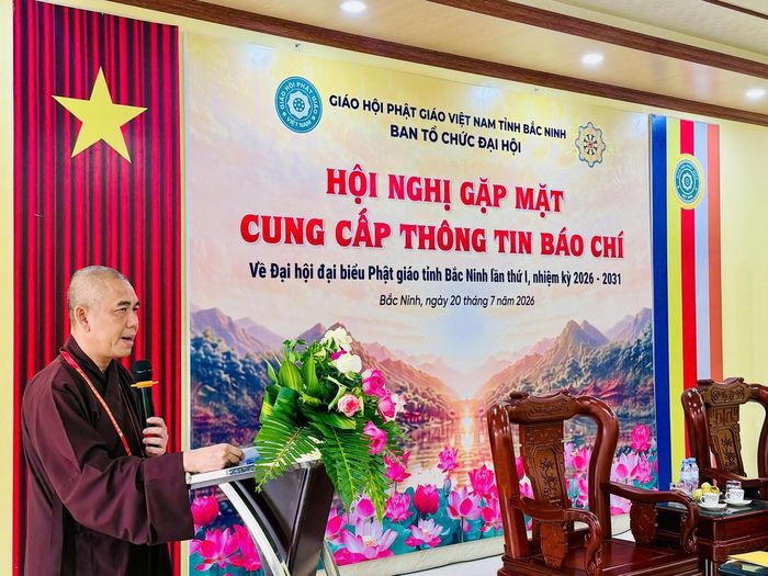 Thượng tọa Thích Thiện Hạnh, Phó ban Trị sự Giáo hội Phật giáo tỉnh Bắc Ninh phát biểu tại buổi họp báo. Ảnh: T.N