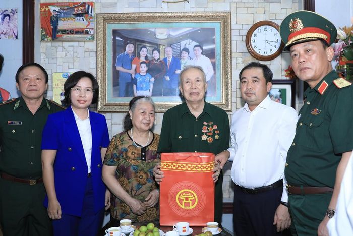 Bí thư Thành ủy Hà Nội Trần Đức Thắng tặng quà thương binh Vũ Đình Hồi. Ảnh: QT