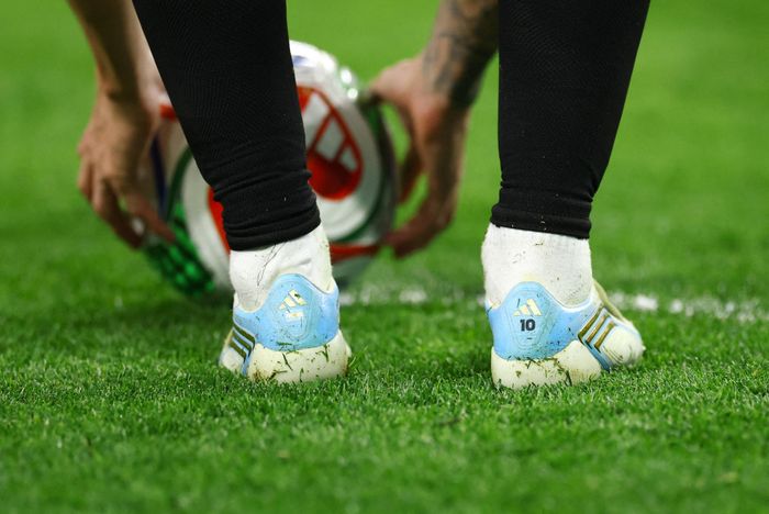 Mẫu giày của Messi tại World Cup 2026. Ảnh: Hannah Mckay/Reuters.