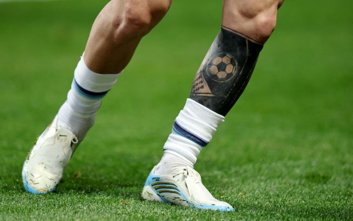 Hai kỳ World Cup gần nhất, Lionel Messi đều ra sân với những đôi giày được thiết kế riêng. Ảnh: Amanda Perobelli/Reuters.