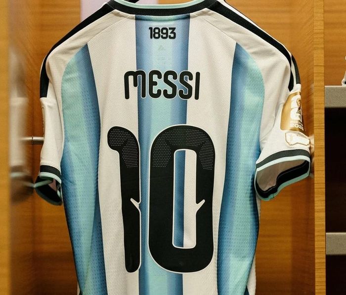 Chiếc áo của Messi vẫn có những huy hiệu đặc biệt dành riêng cho kỳ World Cup thứ 6 trong sự nghiệp của anh. Ảnh: Instagram Argentina.