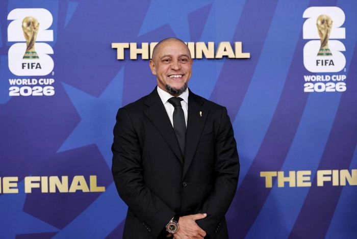Huyền thoại Brazil, Roberto Carlos rạng rỡ trước ống kính truyền thông. Trong một buổi phỏng vấn vào ngày 22/6, khi được hỏi ai giỏi hơn giữa Lionel Messi và Yamal, Carlos không ngần ngại trả lời là Messi. Đây cũng là cuộc đối đầu được chờ đợi nhất trong trận chung kết giữa Tây Ban Nha và Argentina. Ảnh: Reuters.