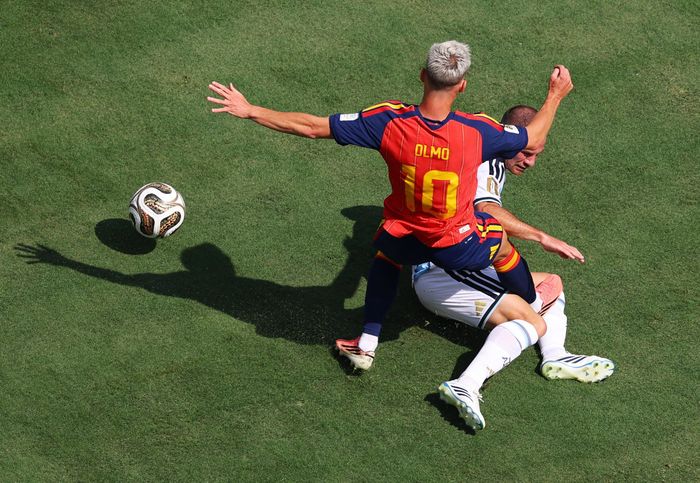 Allister vào bóng bằng cả 2 chân với Olmo.