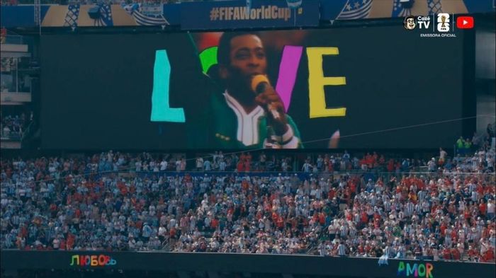 FIFA cũng dành sự tri ân cho một huyền thoại khác của bóng đá Brazil khi trình chiếu hình ảnh Pele trên màn hình lớn của sân vận động.