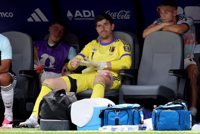 Thibaut Courtois của Bỉ thất vọng sau khi bị thay ra vì chấn thương. Ảnh: Reuters.
