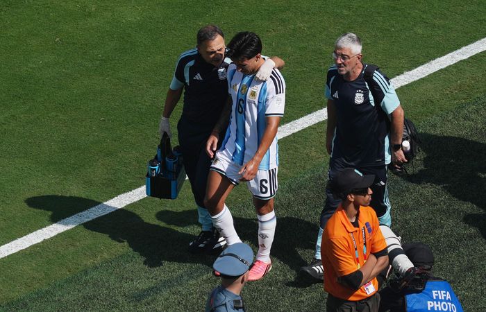 Lisandro Martinez của Argentina bị thay ra vì chấn thương trong trận chung kết với Tây Ban Nha. Ảnh: Reuters.