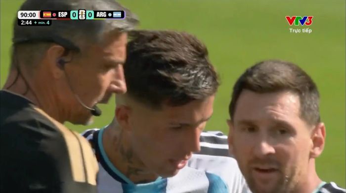 Messi lo lắng khi đồng đội phạm lỗi phải rời sân.