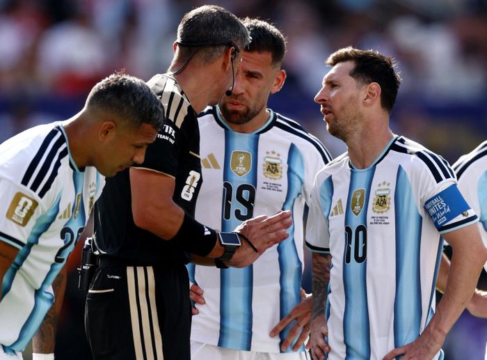 Tình huống Lionel Messi mách trọng tài đuổi Marc Cucurella bị chê dữ dội.