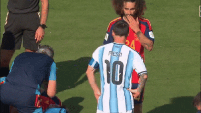 Messi và Enzo liên tục mách trọng tài.