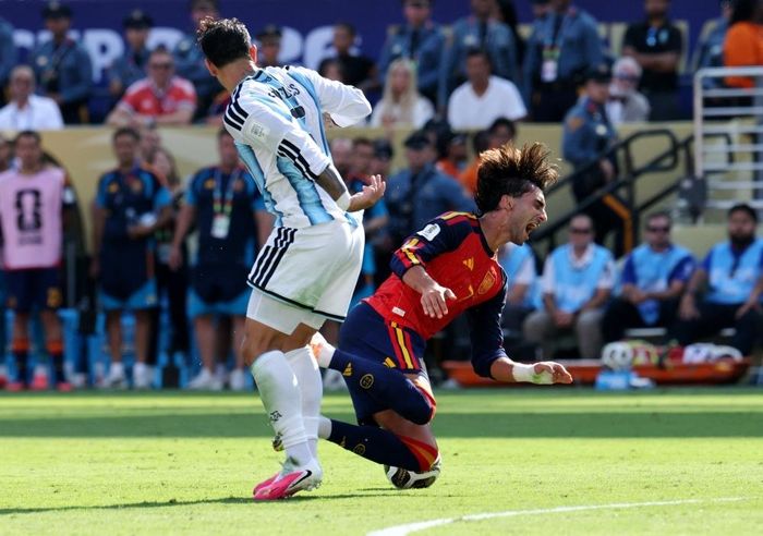Leandro Paredes có thể phải nhận thẻ đỏ sau liên tiếp những tình huống phạm lỗi.