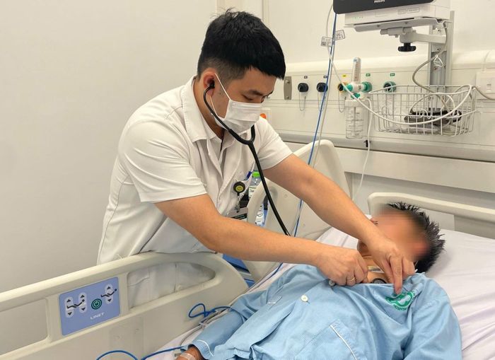 Ngay khi nhận được thông tin về vụ ngộ độc hàng loạt, PGS.TS Đào Xuân Cơ, Giám đốc Bệnh viện Bạch Mai, đang trực tại cơ sở Ninh Bình, đã yêu cầu kích hoạt hệ thống "Báo động đỏ toàn viện". Ảnh: BVCC.