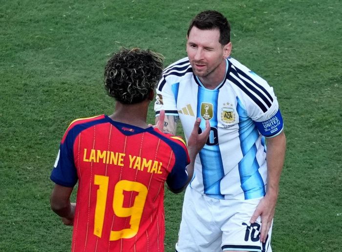 Yamal đến an ủi Messi sau trận. Ảnh: Reuters.
