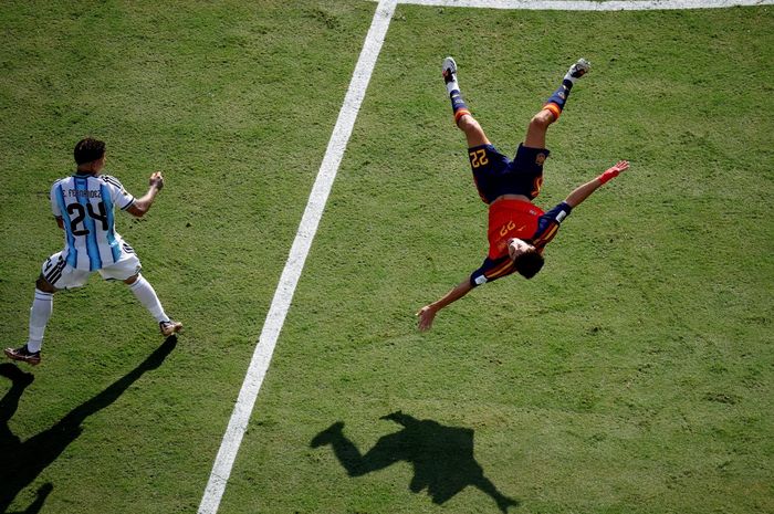 Enzo nhận thẻ vàng thứ hai sau pha phạm lỗi với Pau Cubarsi. Ảnh: Brian Snyder/Reuters.