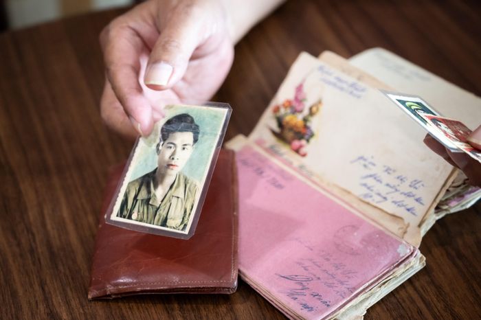 Nhà văn chia sẻ mình thực hiện công việc này như một cách trả món nợ ân tình với những đồng đội đã hy sinh. Nhiều năm qua, nhà văn và tổ chức "Trái tim người lính" đã tìm kiếm, phục dựng nhiều di ảnh liệt sĩ, sưu tầm kỷ vật chiến tranh, xây dựng tủ sách, kết nối thế hệ trẻ với những câu chuyện của cha anh. Tâm tư của một thế hệ ra trận cả vì sự thúc giục của lý tưởng sống và cả vì tiếng gọi của tình yêu, đã được gửi gắm qua những lá thư, cuốn nhật ký.