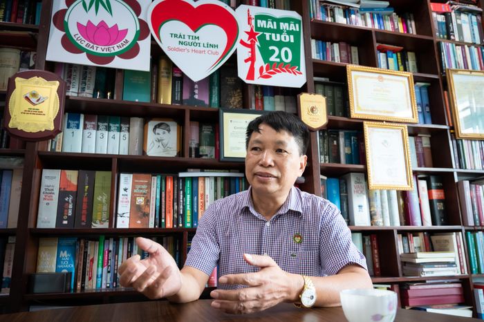 "Tình yêu đối với người lính thời chiến thực sự là nguồn sức mạnh giúp họ vượt qua những khó khăn, gian khổ", nhà văn chia sẻ. Theo ông, trong những giây phút khốc liệt nhất của cuộc chiến, hình bóng người yêu, gia đình ở hậu phương chính là động lực để người lính cố gắng chiến đấu, để trở về vào ngày hòa bình. Nỗi nhớ nhung, những khắc khoải, sự mãnh liệt, sự hòa quyện tình yêu và lý tưởng sống của những tình cảm khi đó đã khiến chủ đề tình yêu thời chiến luôn giữ được sức hút qua nhiều thập kỷ.