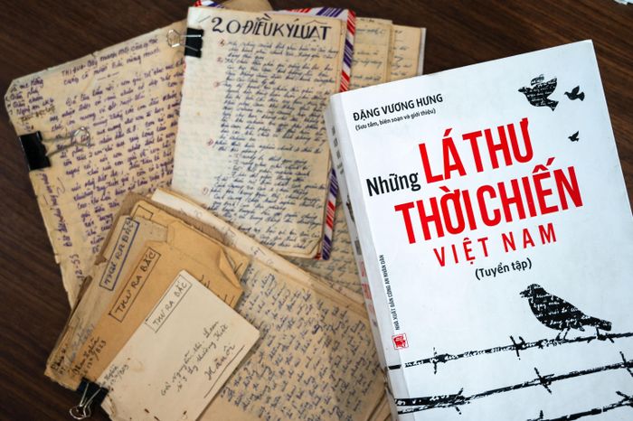 Nhà văn kể rằng trong môi trường quân ngũ, những lá thư gửi từ hậu phương thường không chỉ dành riêng cho người nhận mà trở thành "niềm vui chung" của cả đơn vị. Khi một người nhận được thư, đồng đội thường cùng nhau đọc và chia sẻ những câu chuyện gia đình, con cái hay những lời thăm hỏi. "Cả những đoạn thư bày tỏ tình cảm cũng được đọc chung khiến cả đơn vị được dịp cười khúc khích", nhà văn kể. Việc đọc chung thư giúp những người lính gắn kết hơn, coi nỗi niềm của đồng đội cũng là của chính mình.
