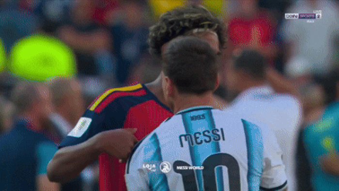 Lamine Yamal an ủi Lionel Messi.