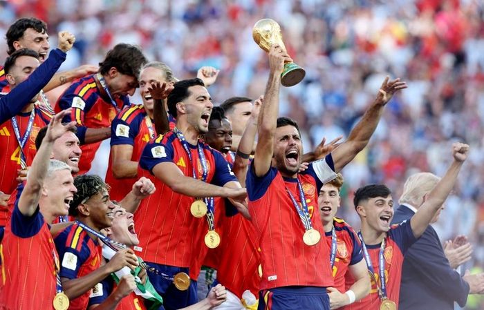 Màn trình diễn ổn định giúp Rodri giành Quả bóng vàng World Cup và cùng Tây Ban Nha lên ngôi vô địch.