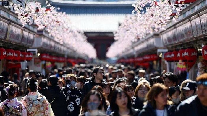 Du khách đi bộ dọc theo đường Nakamise-dori khi thăm đền Sensoji ở quận Asakusa, một điểm tham quan nổi tiếng ở Tokyo, Nhật Bản, năm 2025.