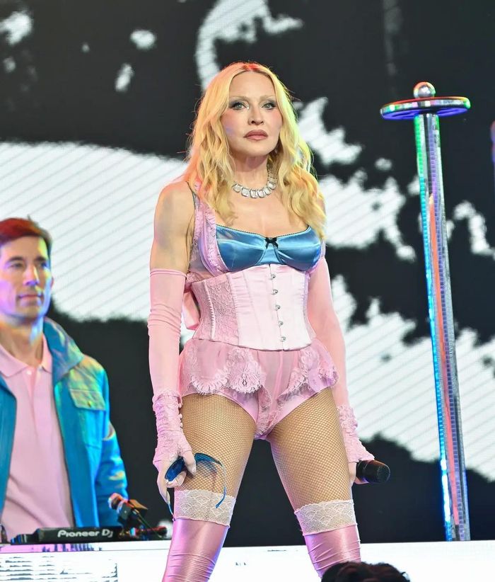 Madonna là người đầu tiên xuất hiện trên sân khấu trong chương trình giải lao giữa hiệp của kỳ World Cup 2026. Ảnh: GC.