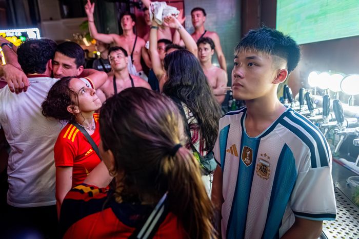 Giữa biển người khoác sắc đỏ vàng đang vỡ òa trong niềm vui chiến thắng của Tây Ban Nha, một CĐV Argentina lặng lẽ đứng im, ánh mắt hướng về màn hình với vẻ thất thần.