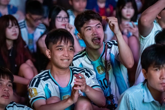 Tiếng hò reo, cổ vũ của hàng nghìn CĐV vang lên tạo nên bầu không khí cuồng nhiệt của đêm chung kết. Bạn Quang (Cầu Giấy), đến quán cùng nhóm bạn từ sớm để cổ vũ Argentina. “Hiệp 1 hai đội đá khá thận trọng, chủ yếu thăm dò nhau. Em mong sang hiệp 2 Messi sẽ ghi bàn, nếu hai đội phải bước vào hiệp phụ hay luân lưu thì em tin Argentina sẽ thắng".