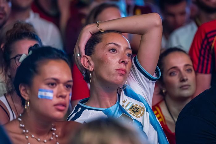 Argentina thi đấu bế tắc suốt 120 phút. Nhà vô địch năm 2022 gần như không thể triển khai bóng theo ý muốn. Họ không tạo được sức ép ổn định, không duy trì được quyền kiểm soát đủ lâu và hiếm khi đưa bóng tới khu vực nguy hiểm.