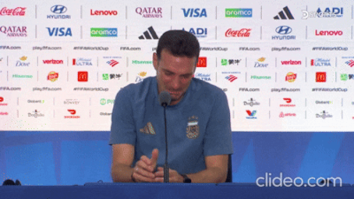 Lionel Scaloni bật khóc khi nói về tương lai trên tuyển Argentina.