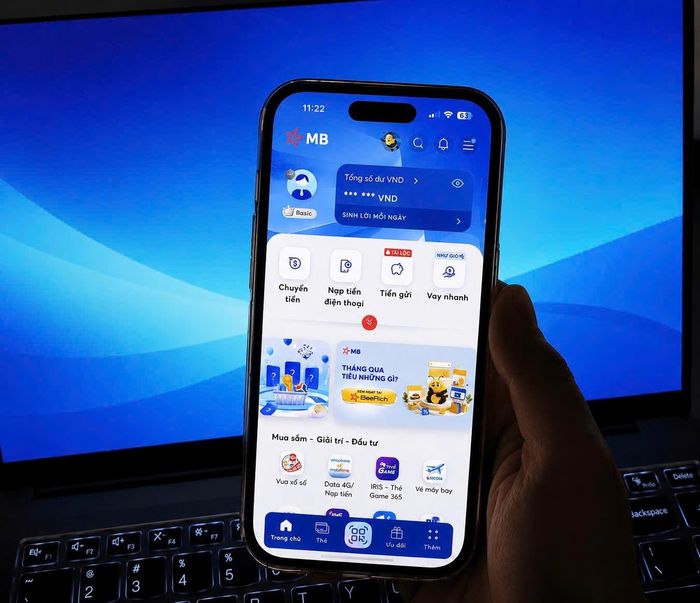 Khách hàng nên kiểm tra các dịch vụ đang đăng ký để tránh bị trừ phí SMS Banking nếu không còn nhu cầu sử dụng. Ảnh: Lê Duy.