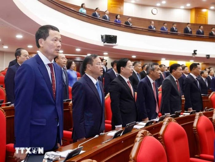 Các đại biểu thực hiện nghi lễ chào cờ. Ảnh: Thống Nhất/TTXVN.