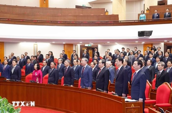 Tổng Bí thư, Chủ tịch nước Tô Lâm và các đại biểu thực hiện nghi lễ chào cờ. Ảnh: Thống Nhất/TTXVN.