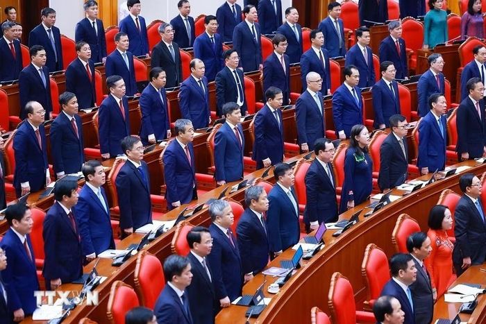Các đại biểu thực hiện nghi lễ chào cờ. Ảnh: Dương Giang/TTXVN.