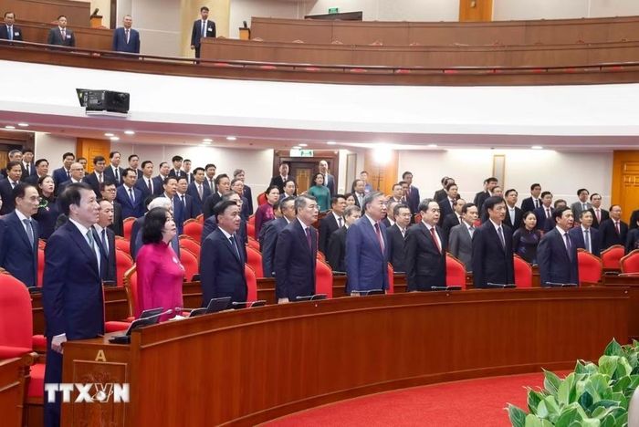 Tổng Bí thư, Chủ tịch nước Tô Lâm và các đại biểu thực hiện nghi lễ chào cờ. Ảnh: Thống Nhất/TTXVN.