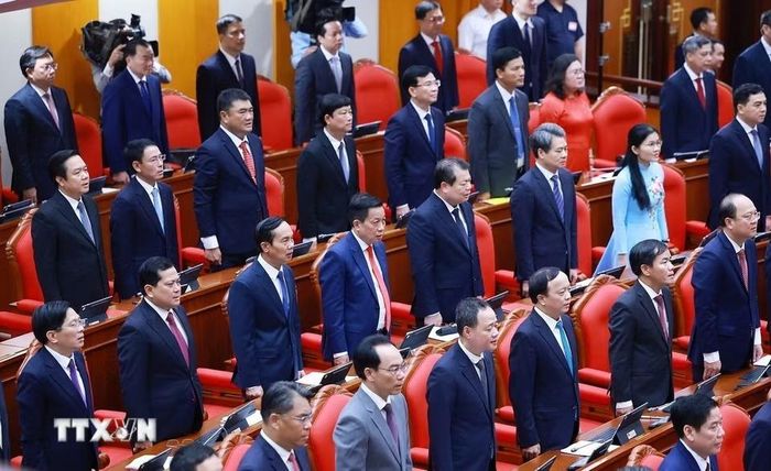 Các đại biểu thực hiện nghi lễ chào cờ. Ảnh: Dương Giang/TTXVN.