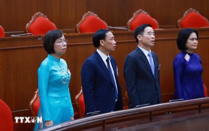 Các đại biểu thực hiện nghi lễ chào cờ. Ảnh: Dương Giang/TTXVN.