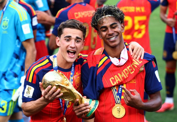 Lần thứ 2 vô địch World Cup, Tây Ban Nha lại ra sân với mẫu áo có 3 sọc kẻ Adidas phối theo màu quốc kỳ. Ảnh: Lee Smith/Reuters.