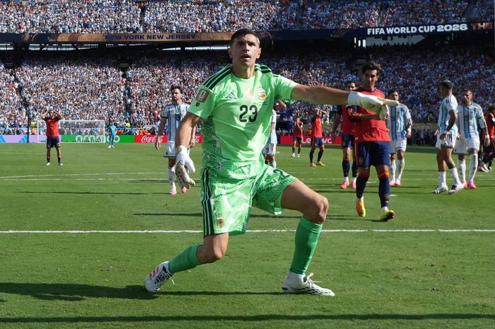 Argentina gần như không thể triển khai bóng trước sức ép của Tây Ban Nha.