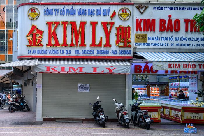 Tiệm vàng Kim Lý tại số 34 An Dương Vương, phường An Đông, TP.HCM đóng cửa từ chiều 14/7 và thông báo sẽ hoạt động lại sau 1 tháng nữa. Ảnh: Hoài Bảo.