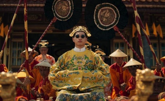 Ma Ran Đô đóng vai vua Bảo Đại trong phim. Ảnh: ĐPCC.