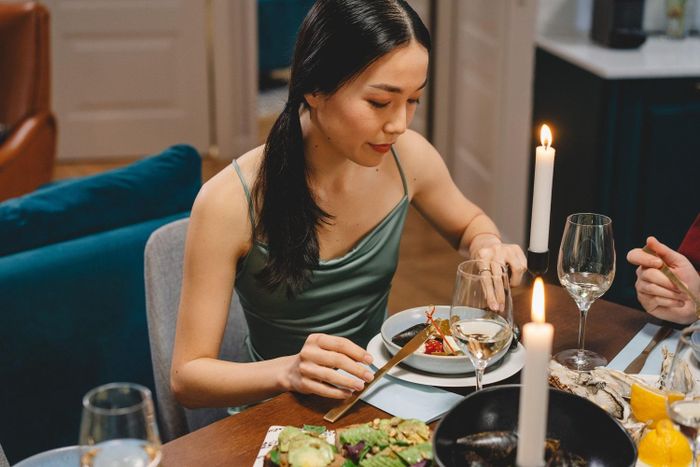 Nhà hàng buffet không tính lời - lãi trên từng vị khách mà tập trung vào tổng mức tiêu thụ. Ảnh: Cottonbro studio/Pexels.