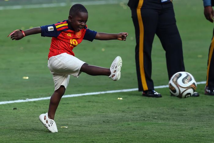 Cậu bé 4 tuổi nổi tiếng với những khoảnh khắc dễ thương tại World Cup.